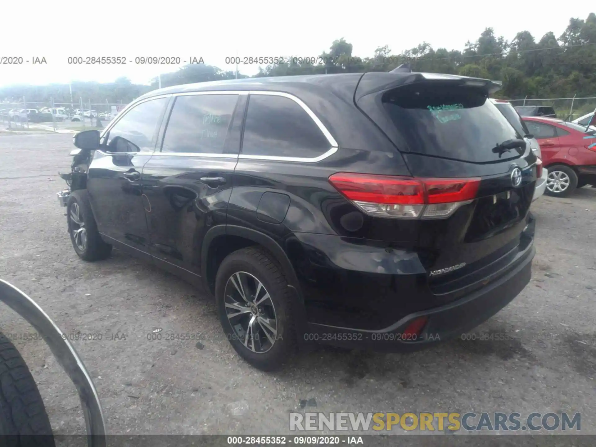 3 Photograph of a damaged car 5TDBZRFH0KS746612 TOYOTA HIGHLANDER 2019