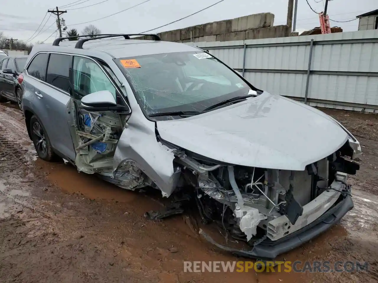 4 Photograph of a damaged car 5TDBZRFH0KS922803 TOYOTA HIGHLANDER 2019