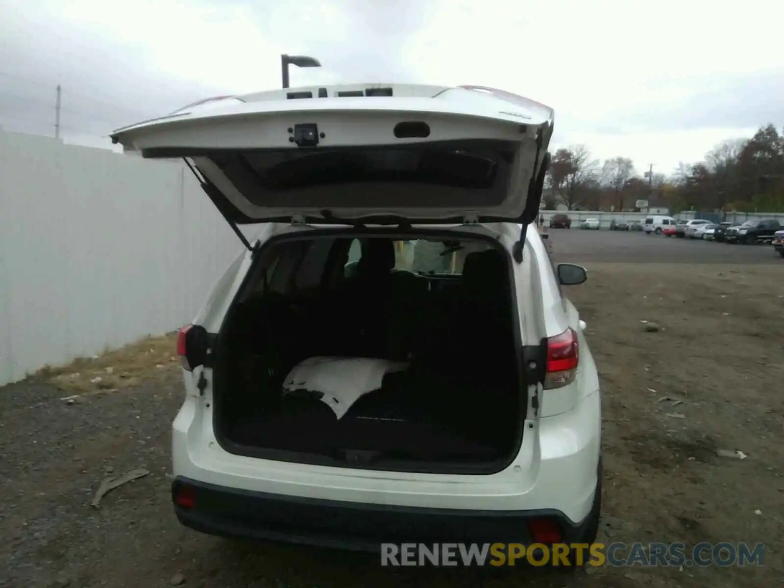 10 Photograph of a damaged car 5TDBZRFH0KS924390 TOYOTA HIGHLANDER 2019