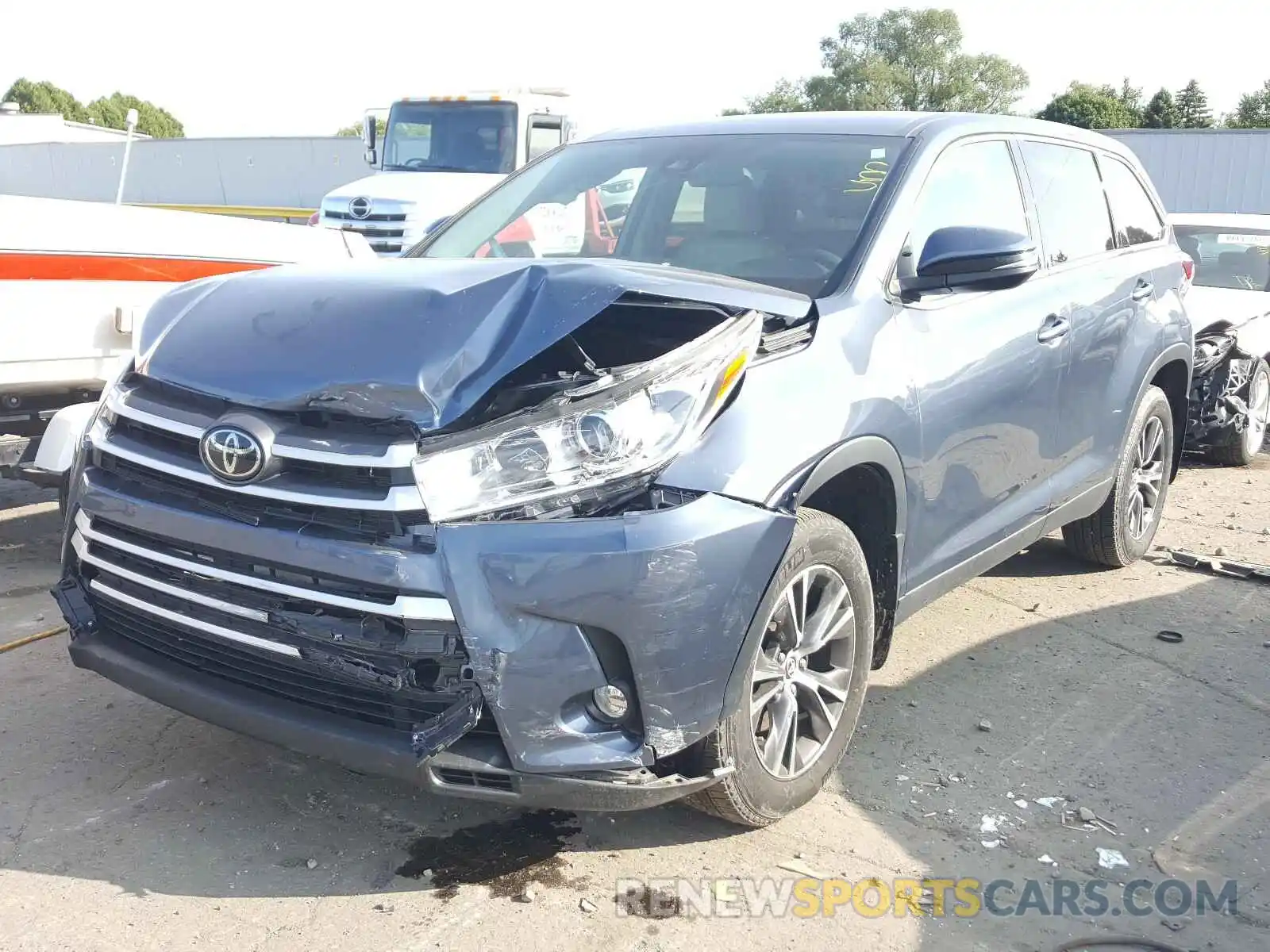 2 Photograph of a damaged car 5TDBZRFH0KS927306 TOYOTA HIGHLANDER 2019