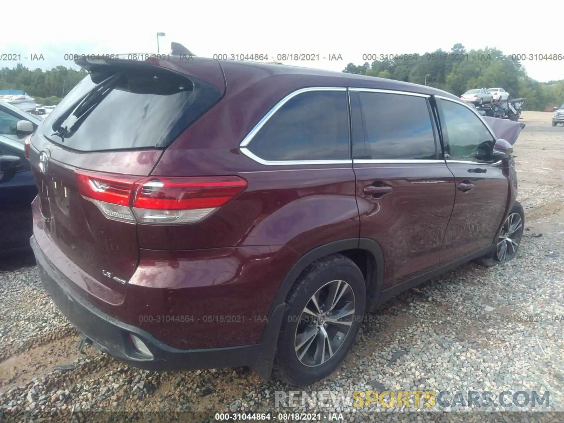 4 Photograph of a damaged car 5TDBZRFH0KS937723 TOYOTA HIGHLANDER 2019