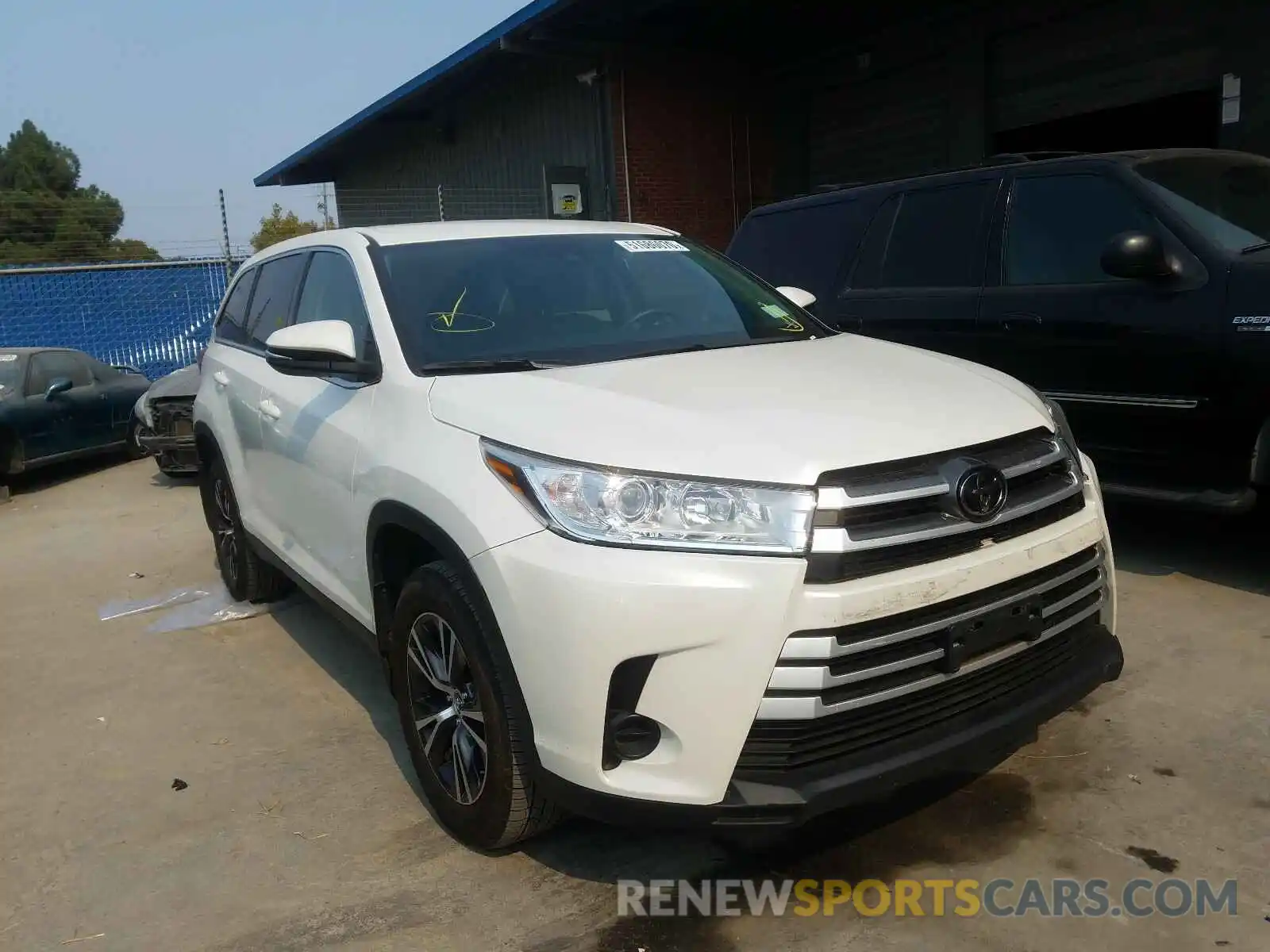 1 Photograph of a damaged car 5TDBZRFH0KS943389 TOYOTA HIGHLANDER 2019