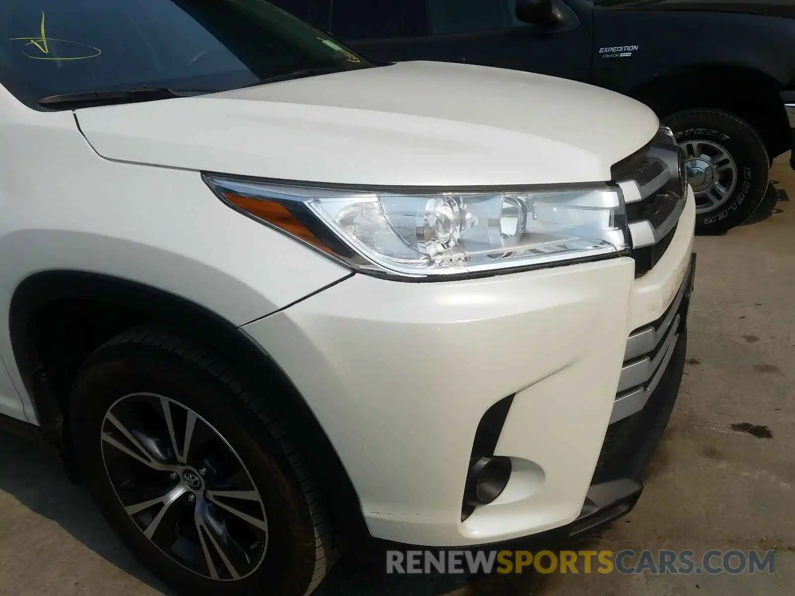 9 Photograph of a damaged car 5TDBZRFH0KS943389 TOYOTA HIGHLANDER 2019