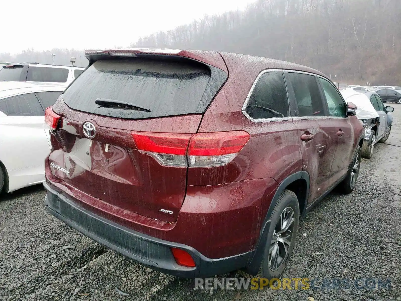 4 Photograph of a damaged car 5TDBZRFH0KS943800 TOYOTA HIGHLANDER 2019