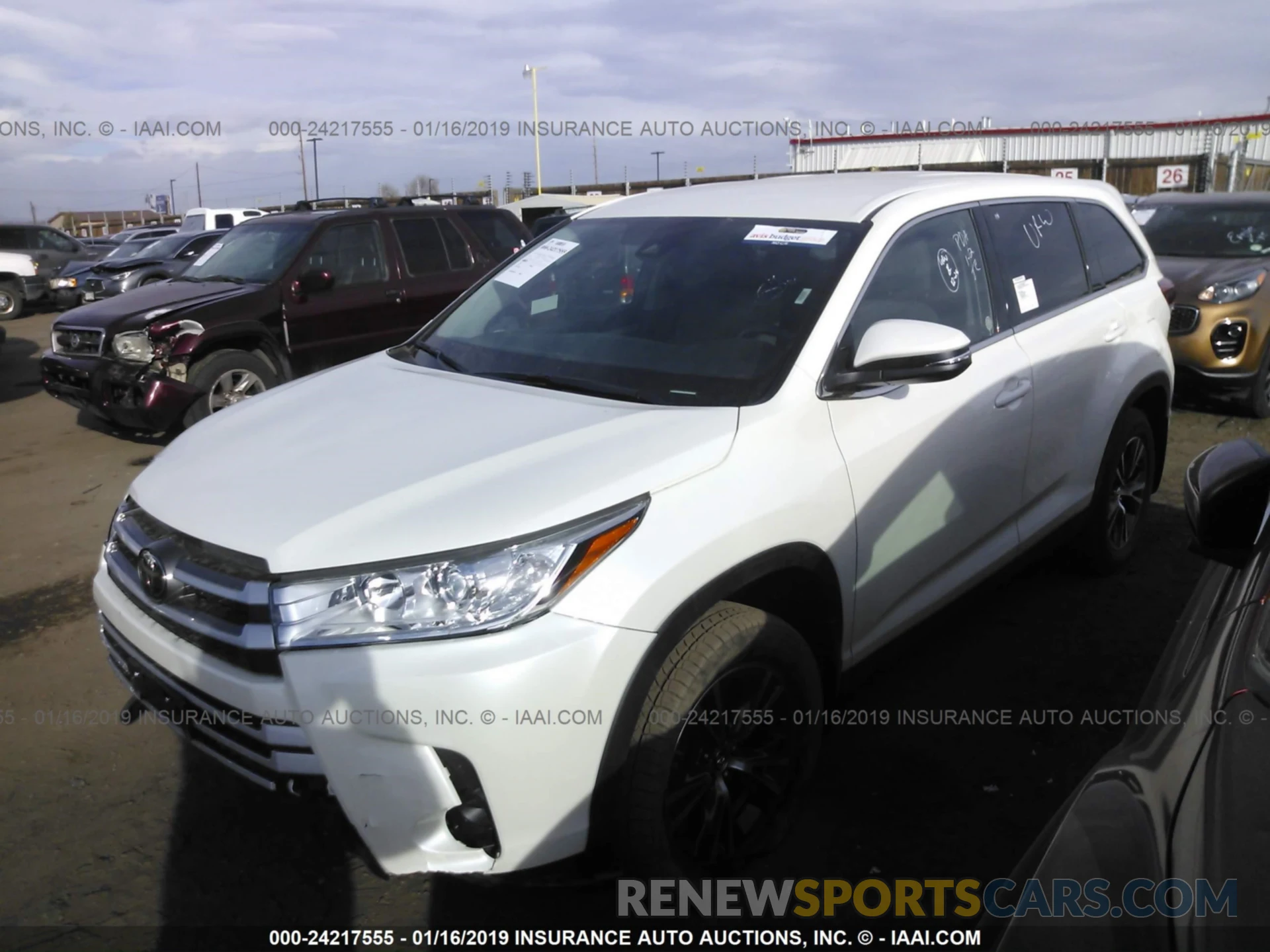 2 Photograph of a damaged car 5TDBZRFH0KS945305 TOYOTA HIGHLANDER 2019