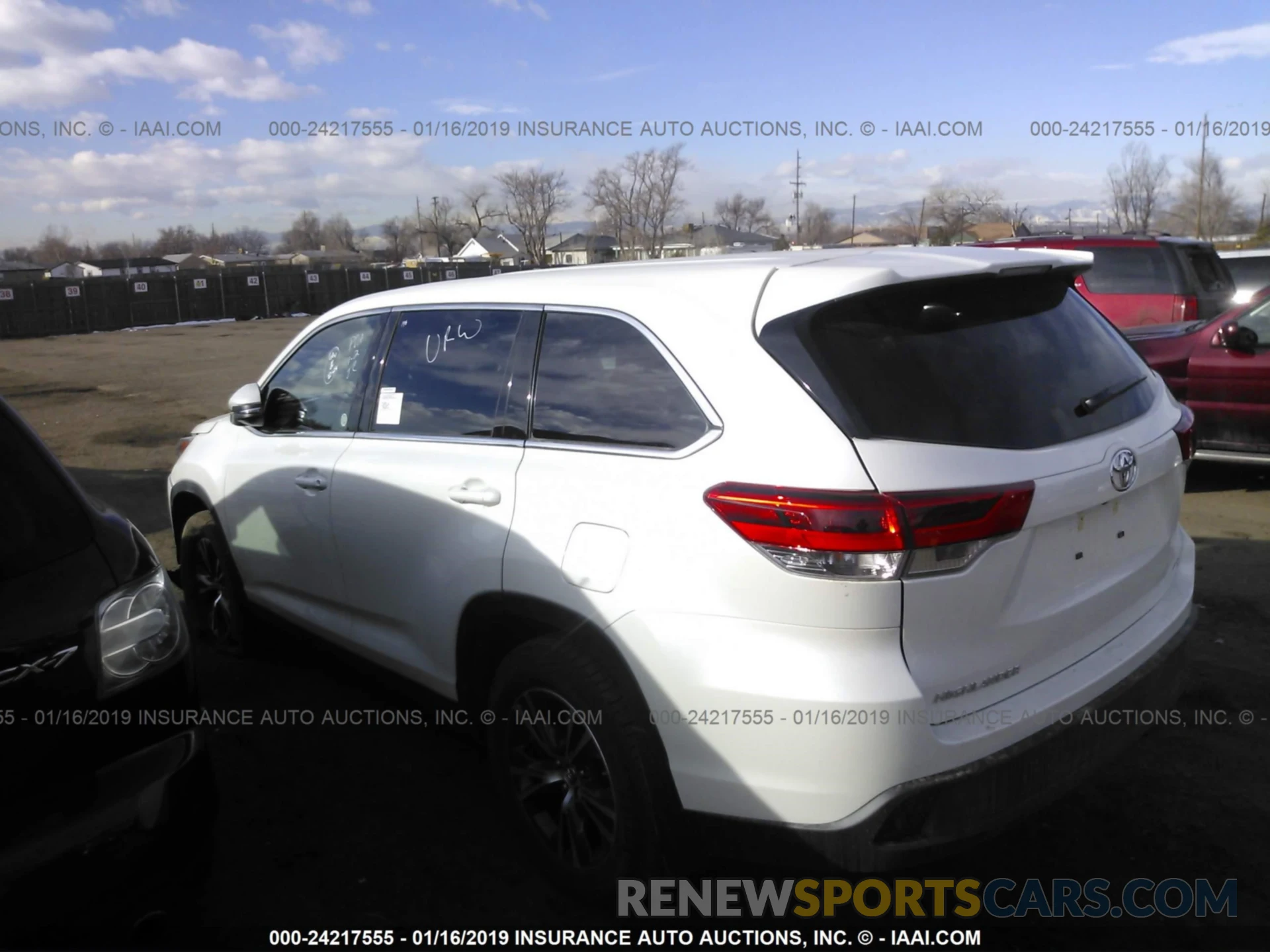 3 Photograph of a damaged car 5TDBZRFH0KS945305 TOYOTA HIGHLANDER 2019