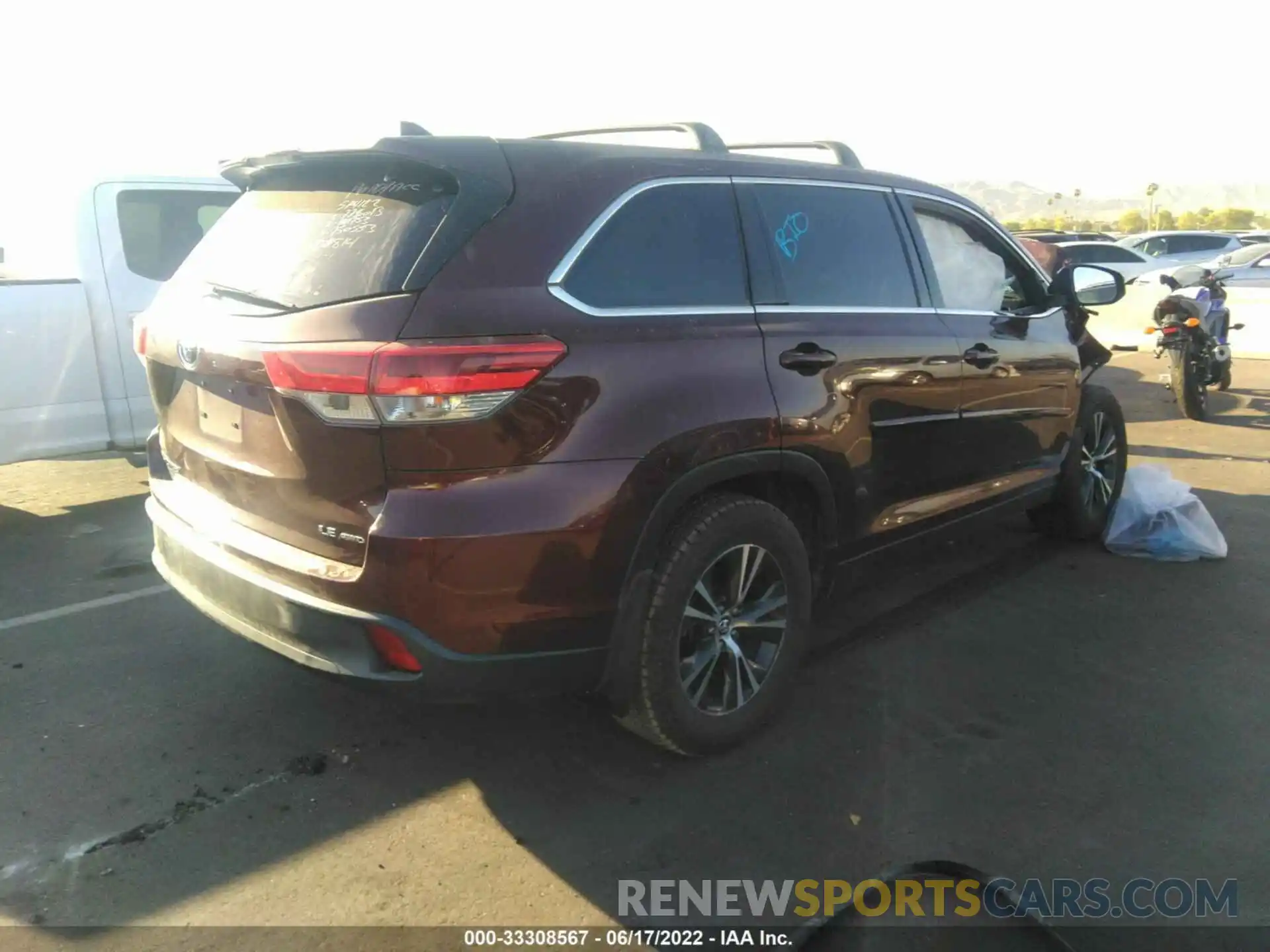 4 Photograph of a damaged car 5TDBZRFH0KS950553 TOYOTA HIGHLANDER 2019