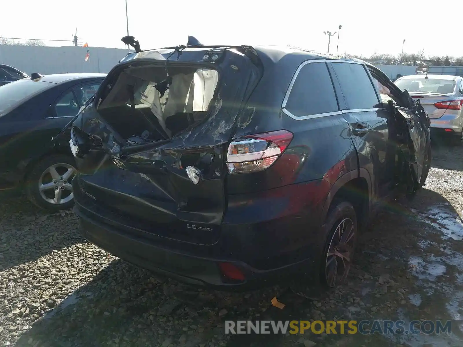 4 Photograph of a damaged car 5TDBZRFH0KS951573 TOYOTA HIGHLANDER 2019