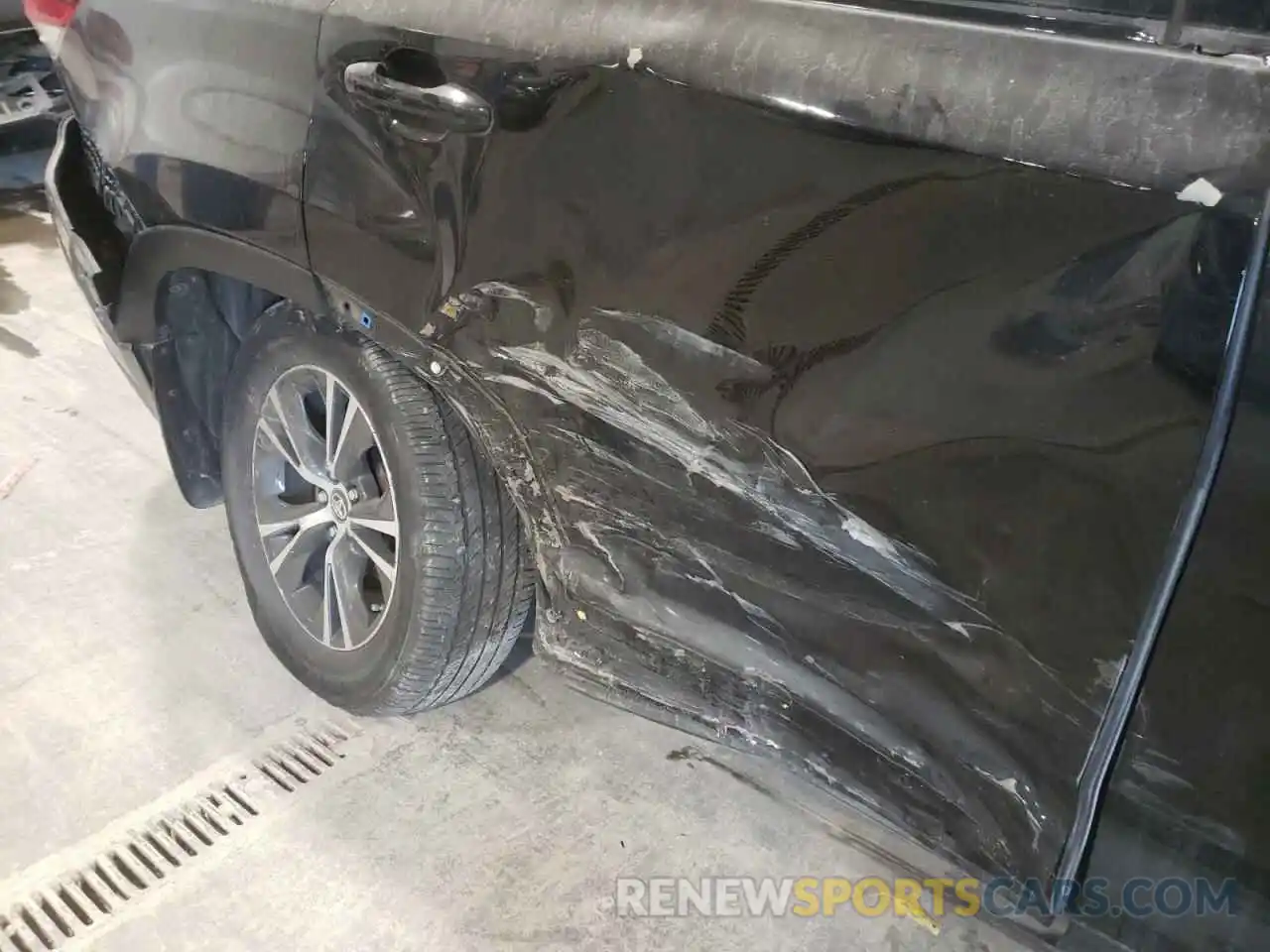 9 Photograph of a damaged car 5TDBZRFH0KS952786 TOYOTA HIGHLANDER 2019