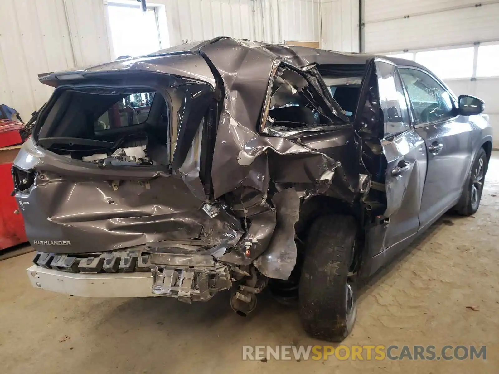 4 Photograph of a damaged car 5TDBZRFH0KS953811 TOYOTA HIGHLANDER 2019