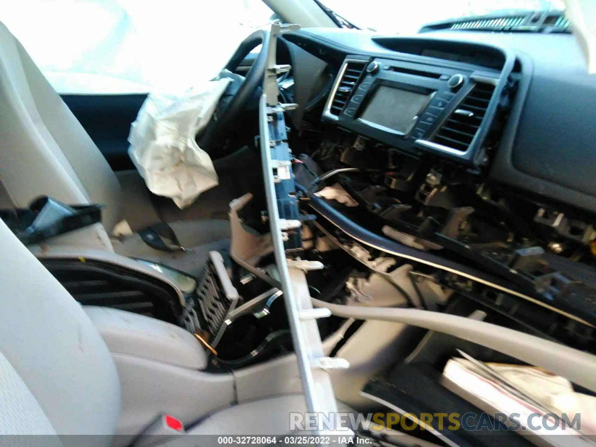 5 Photograph of a damaged car 5TDBZRFH0KS956997 TOYOTA HIGHLANDER 2019