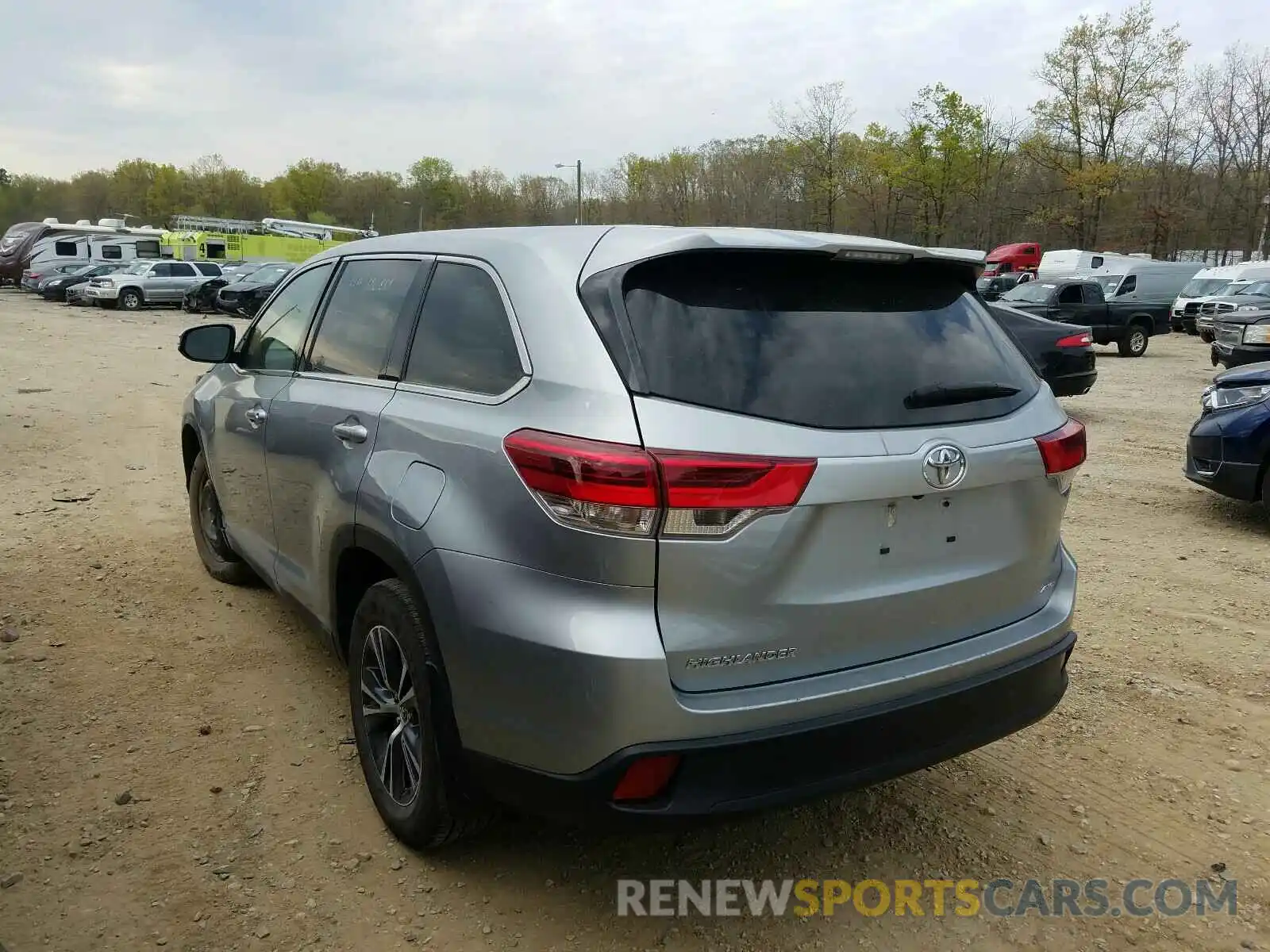 3 Photograph of a damaged car 5TDBZRFH0KS963030 TOYOTA HIGHLANDER 2019