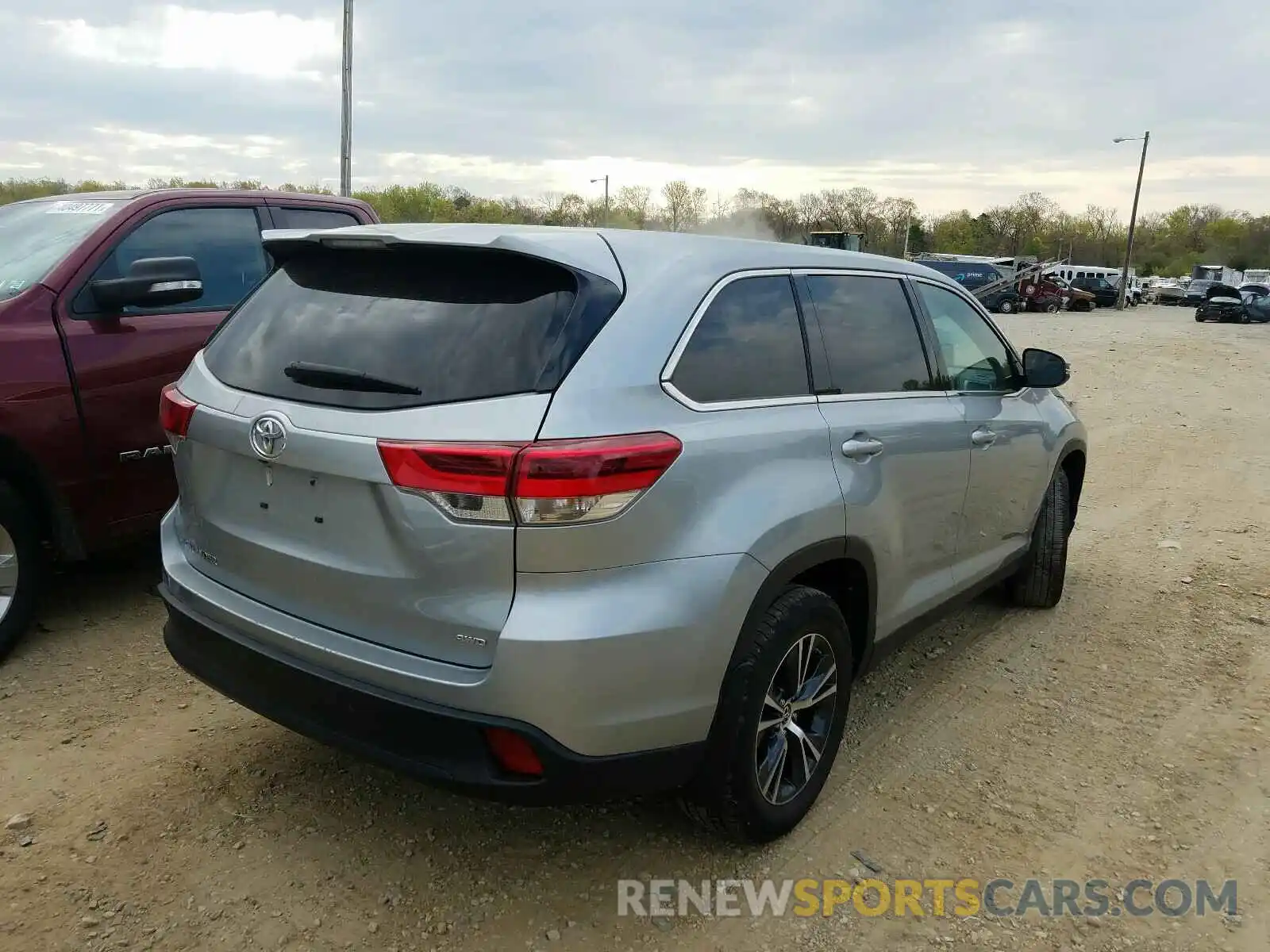 4 Photograph of a damaged car 5TDBZRFH0KS963030 TOYOTA HIGHLANDER 2019