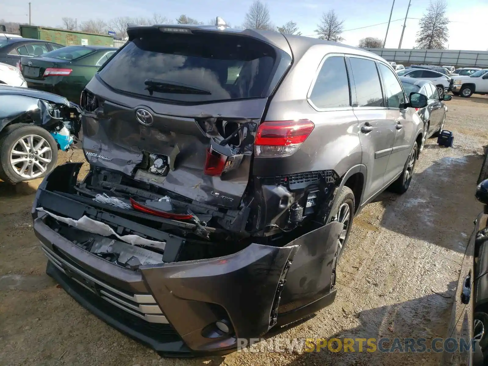 4 Photograph of a damaged car 5TDBZRFH0KS969992 TOYOTA HIGHLANDER 2019