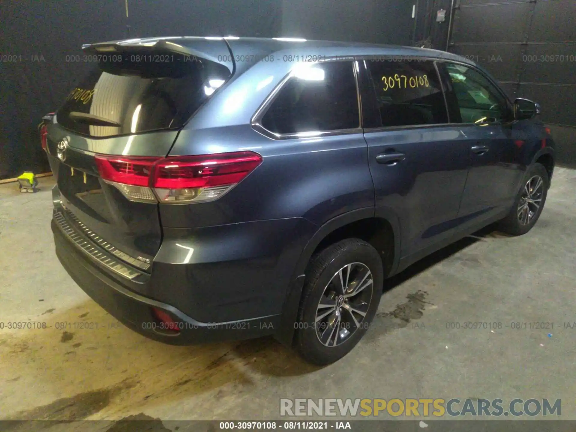 4 Photograph of a damaged car 5TDBZRFH0KS971063 TOYOTA HIGHLANDER 2019