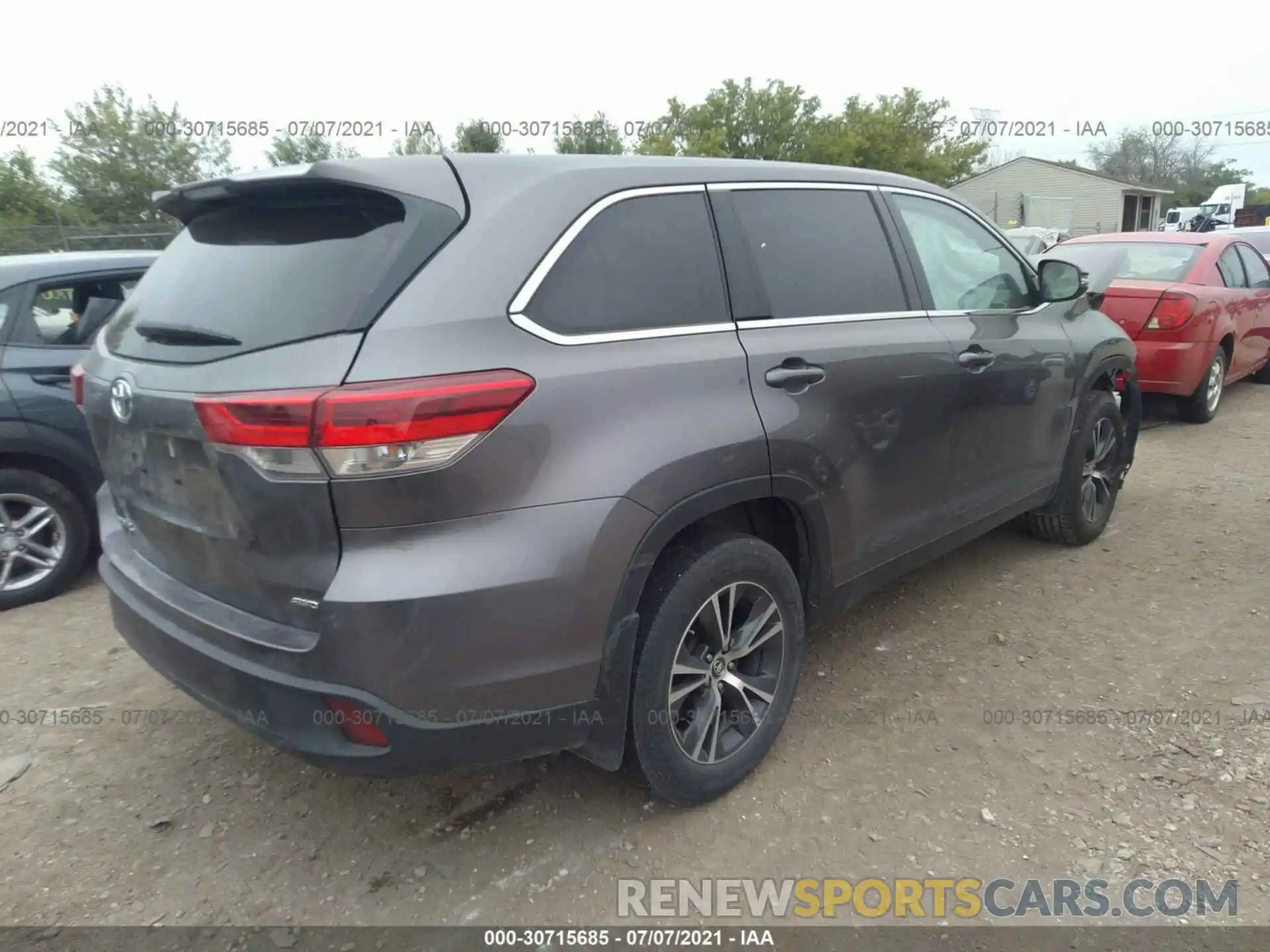 4 Photograph of a damaged car 5TDBZRFH0KS972357 TOYOTA HIGHLANDER 2019