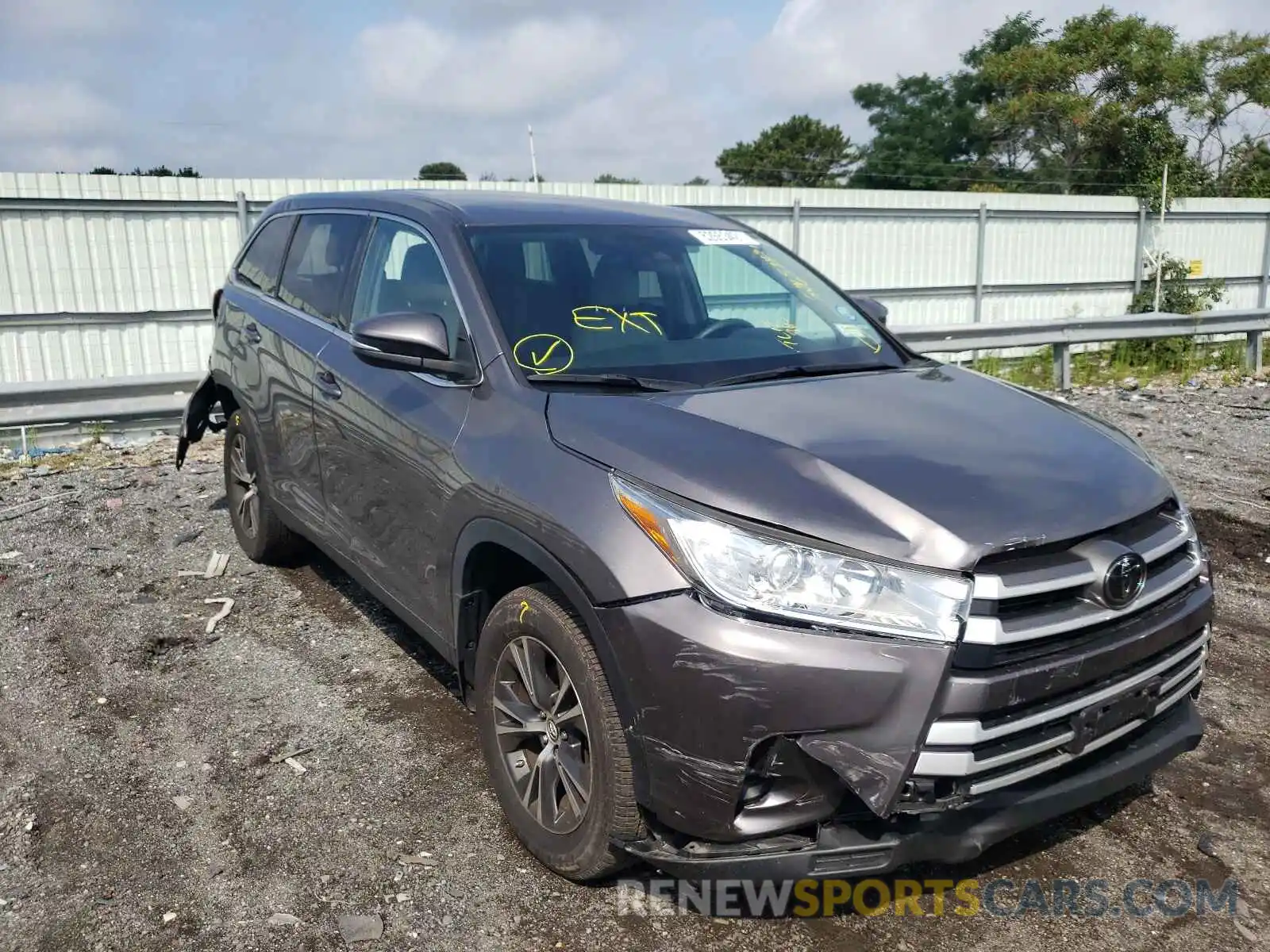 1 Photograph of a damaged car 5TDBZRFH0KS972648 TOYOTA HIGHLANDER 2019