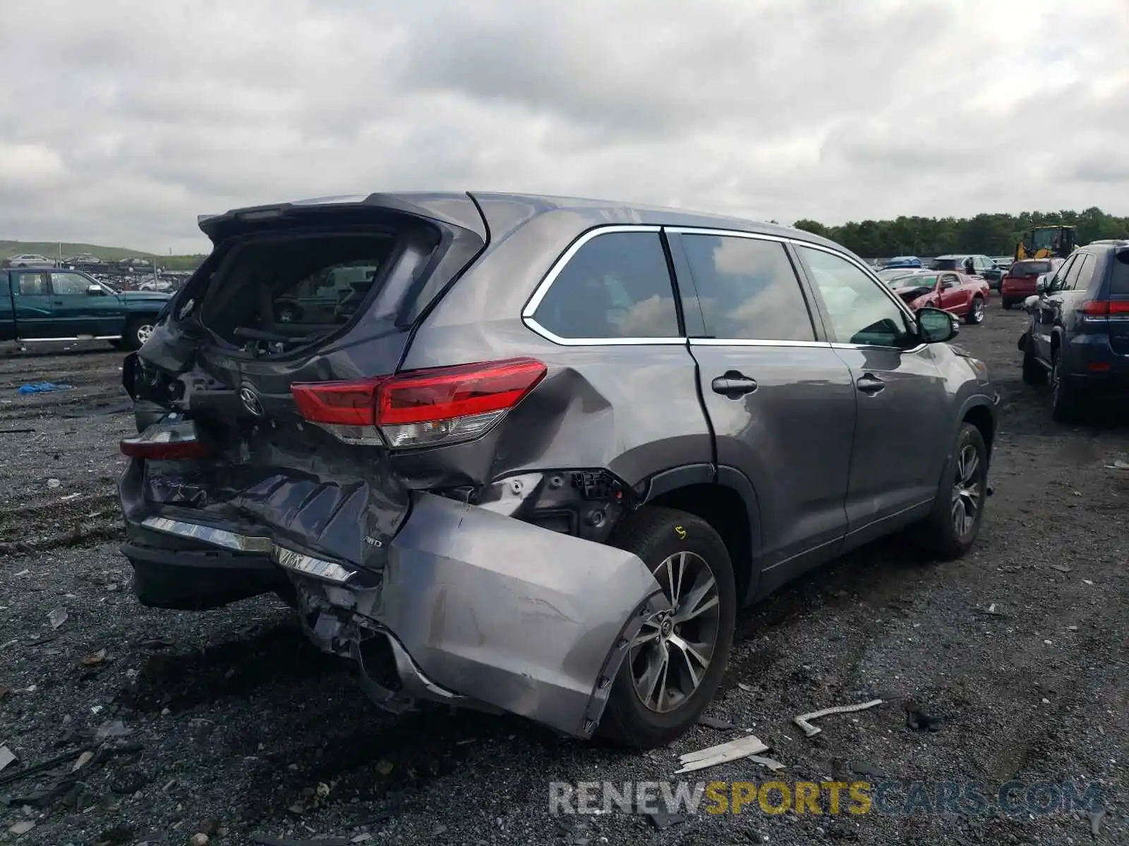 4 Photograph of a damaged car 5TDBZRFH0KS972648 TOYOTA HIGHLANDER 2019