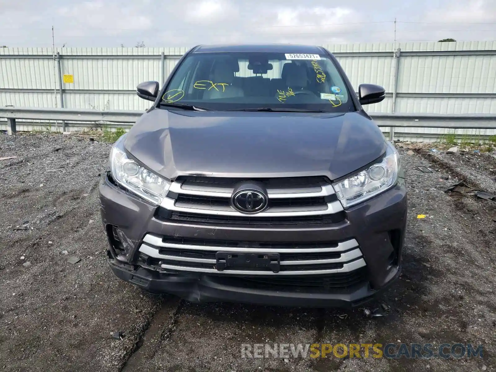 9 Photograph of a damaged car 5TDBZRFH0KS972648 TOYOTA HIGHLANDER 2019