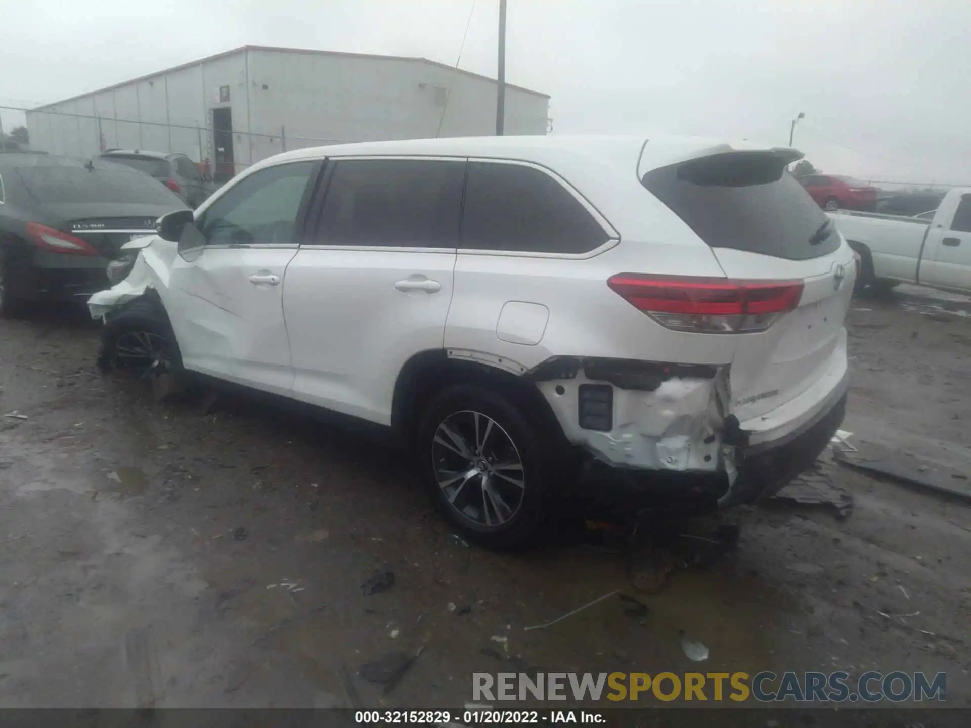 3 Photograph of a damaged car 5TDBZRFH0KS973413 TOYOTA HIGHLANDER 2019