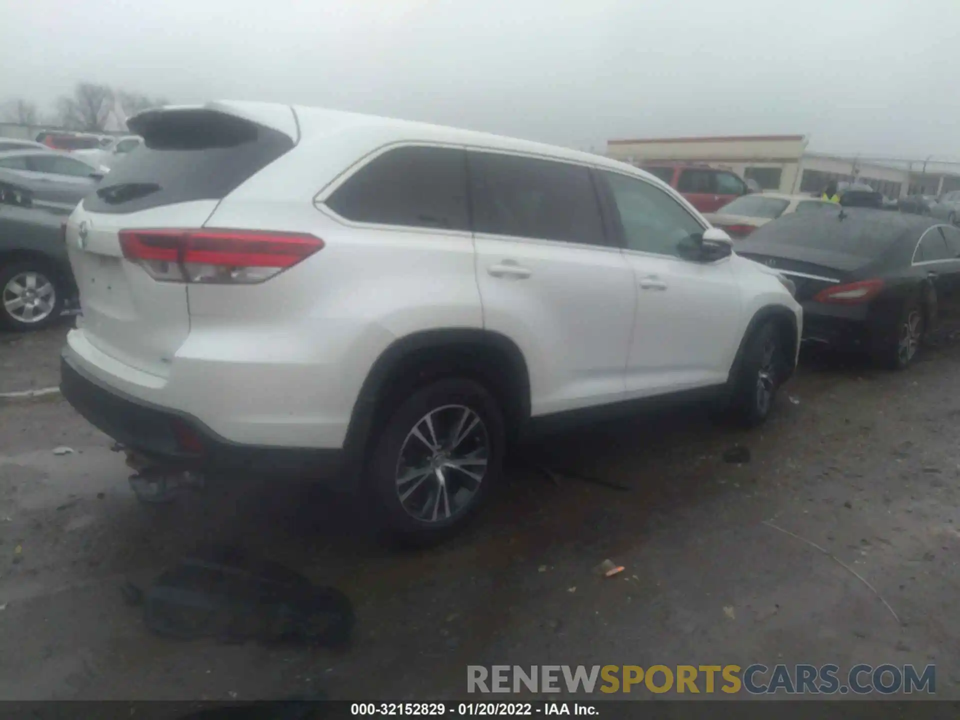 4 Photograph of a damaged car 5TDBZRFH0KS973413 TOYOTA HIGHLANDER 2019