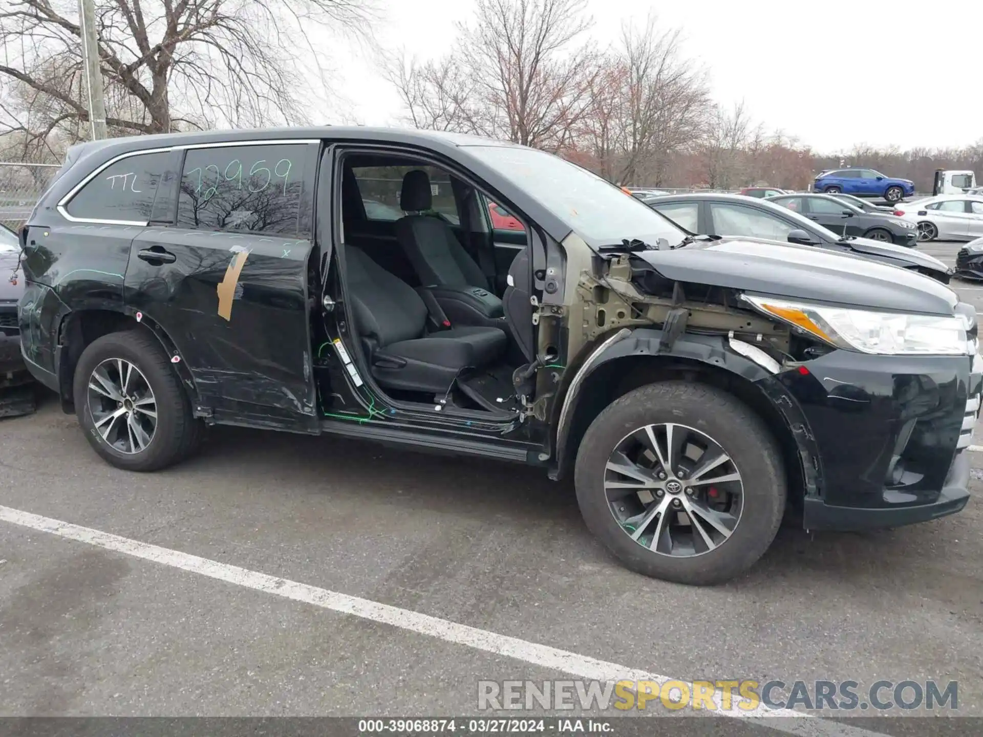 6 Photograph of a damaged car 5TDBZRFH0KS976666 TOYOTA HIGHLANDER 2019