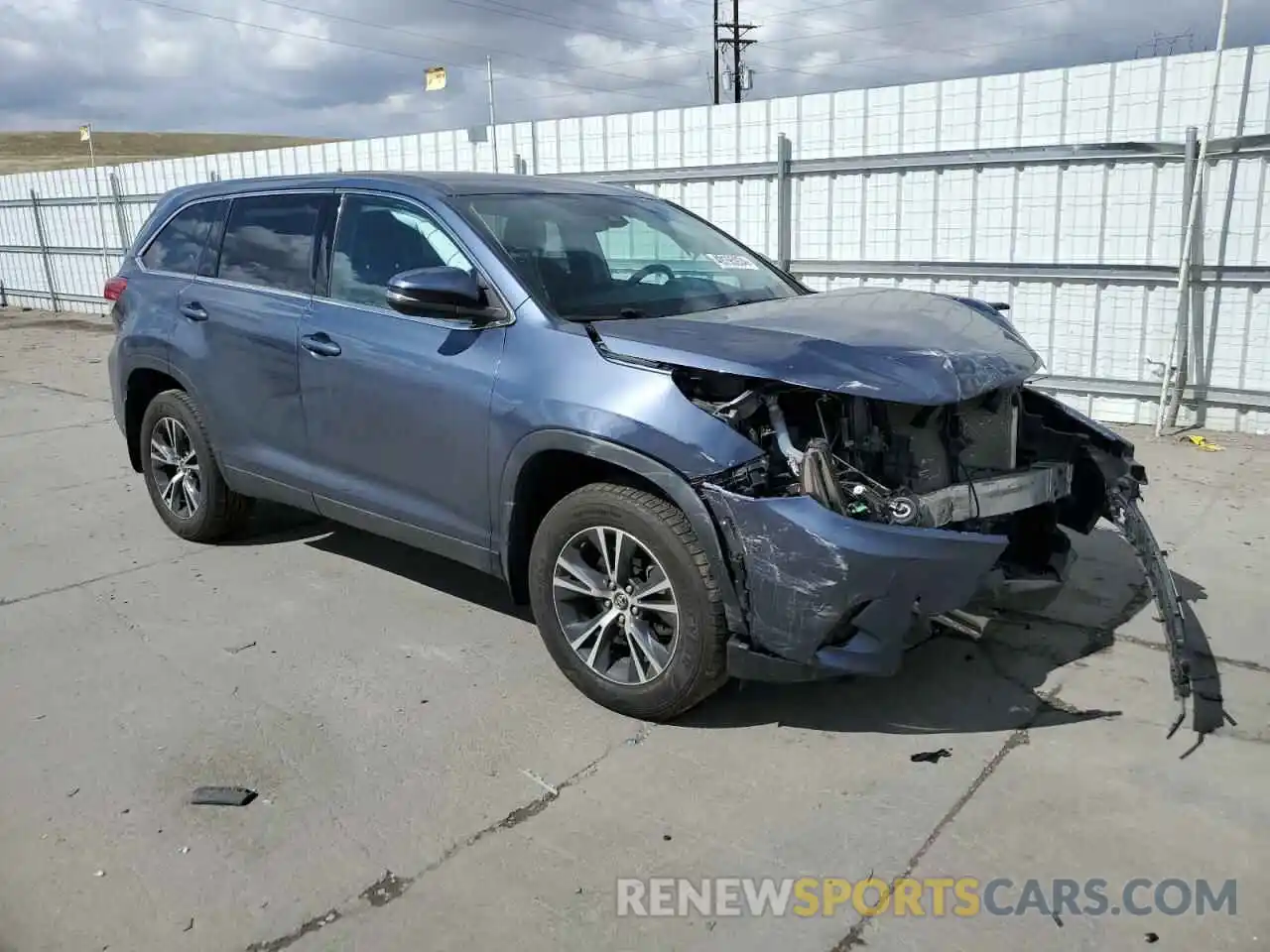 4 Photograph of a damaged car 5TDBZRFH0KS978594 TOYOTA HIGHLANDER 2019