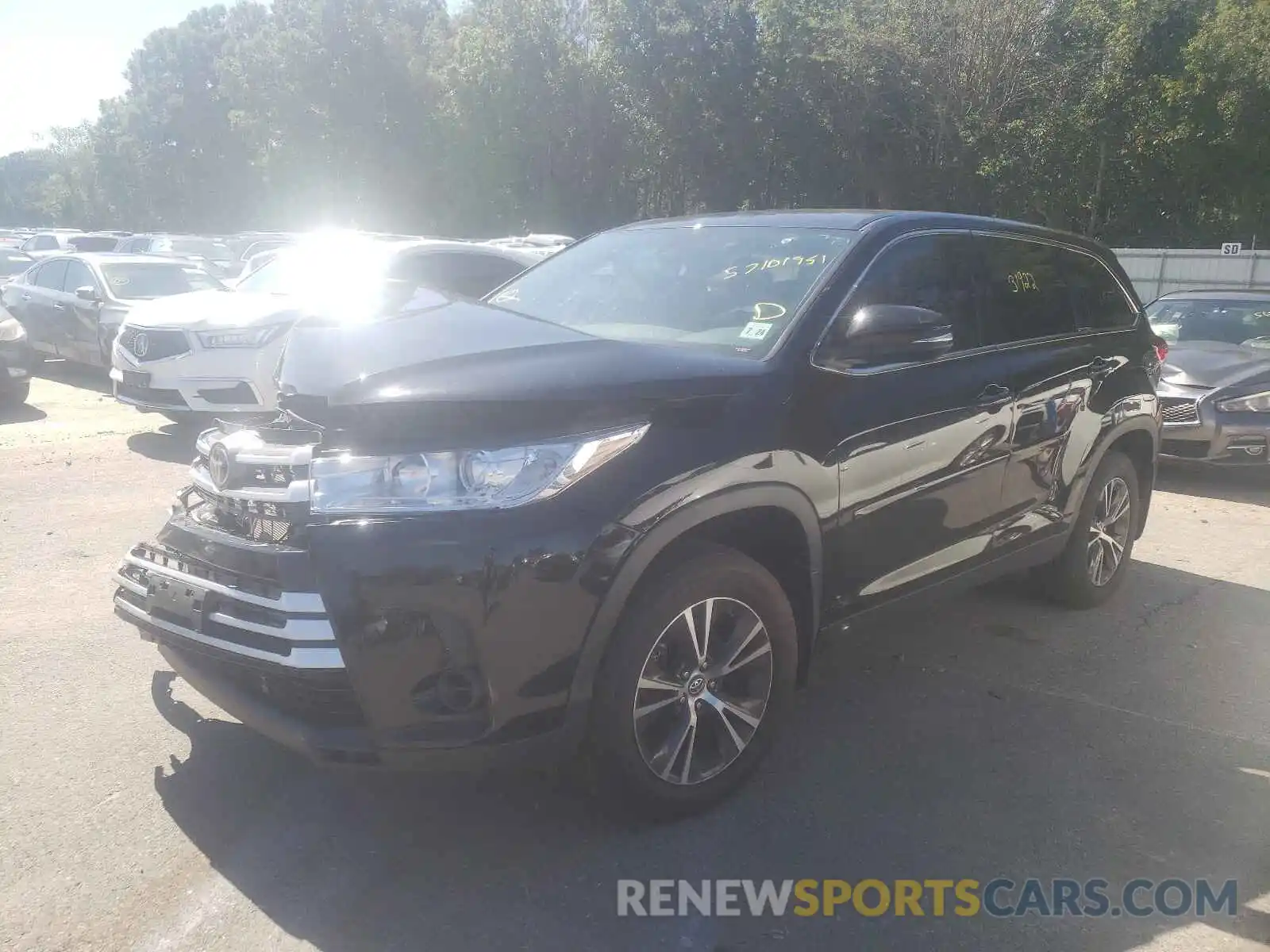 2 Photograph of a damaged car 5TDBZRFH0KS979549 TOYOTA HIGHLANDER 2019