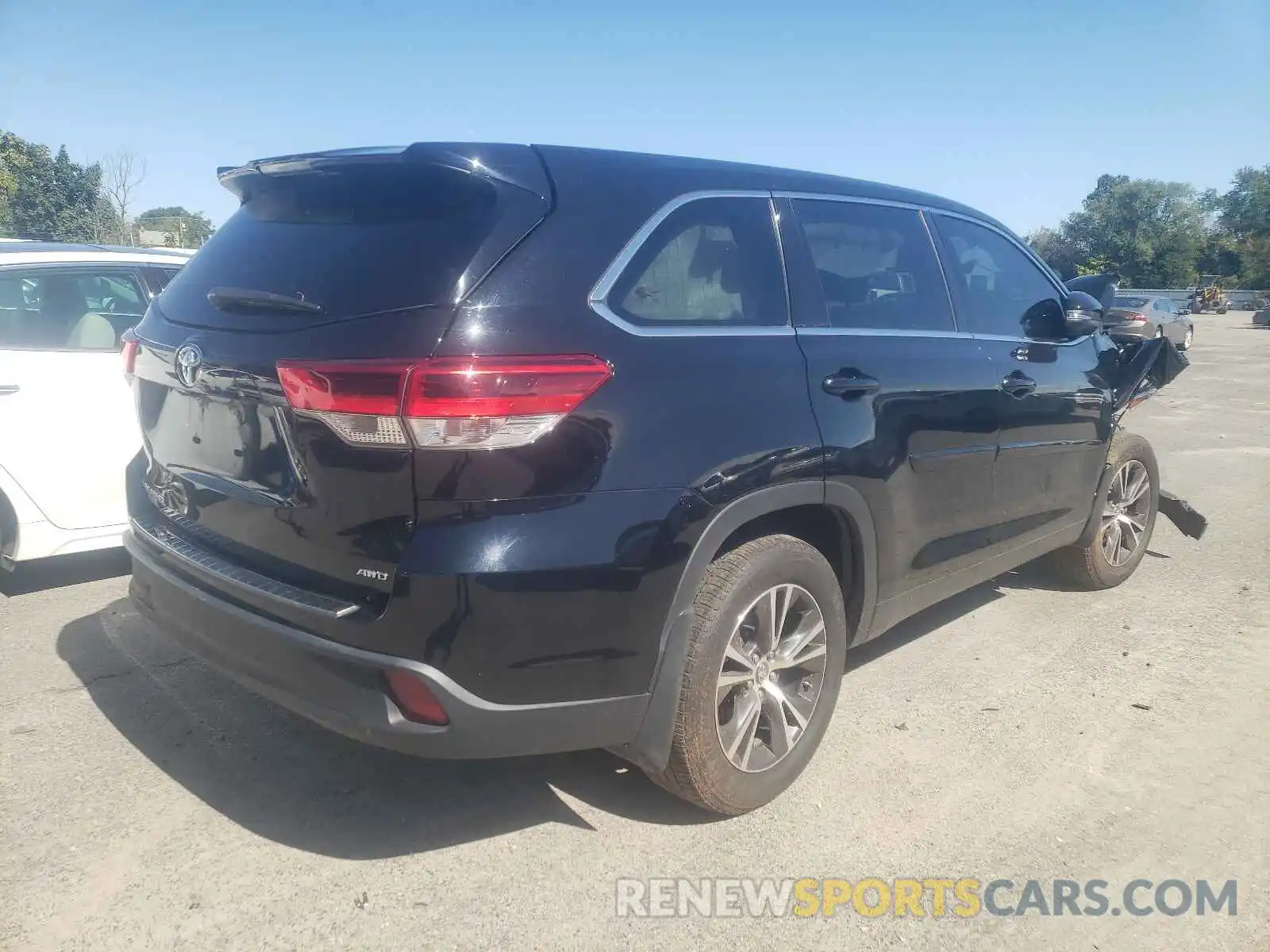 4 Photograph of a damaged car 5TDBZRFH0KS979549 TOYOTA HIGHLANDER 2019