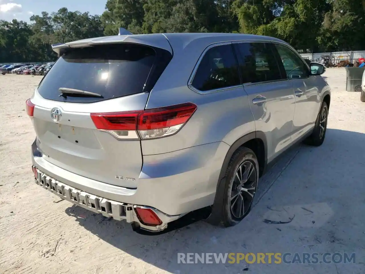 4 Photograph of a damaged car 5TDBZRFH0KS998974 TOYOTA HIGHLANDER 2019