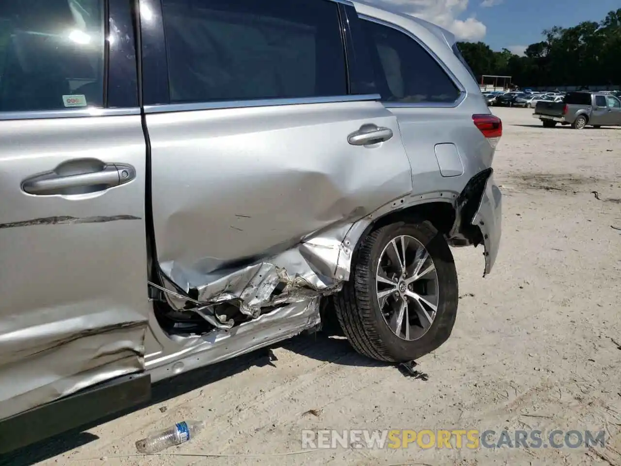 9 Photograph of a damaged car 5TDBZRFH0KS998974 TOYOTA HIGHLANDER 2019