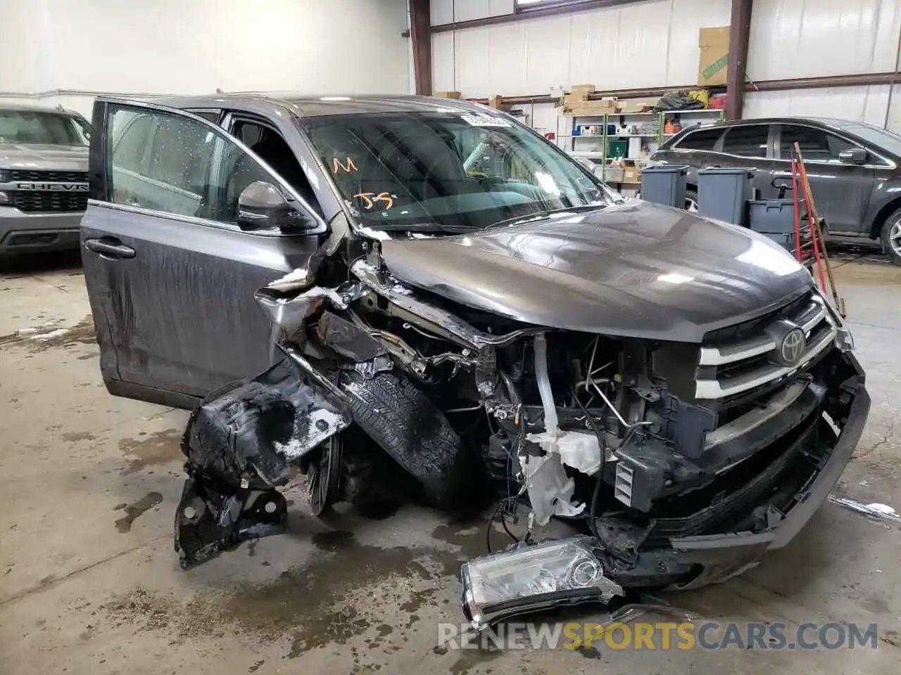 1 Photograph of a damaged car 5TDBZRFH1KS705843 TOYOTA HIGHLANDER 2019