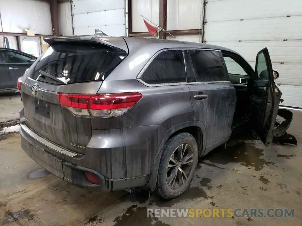 4 Photograph of a damaged car 5TDBZRFH1KS705843 TOYOTA HIGHLANDER 2019