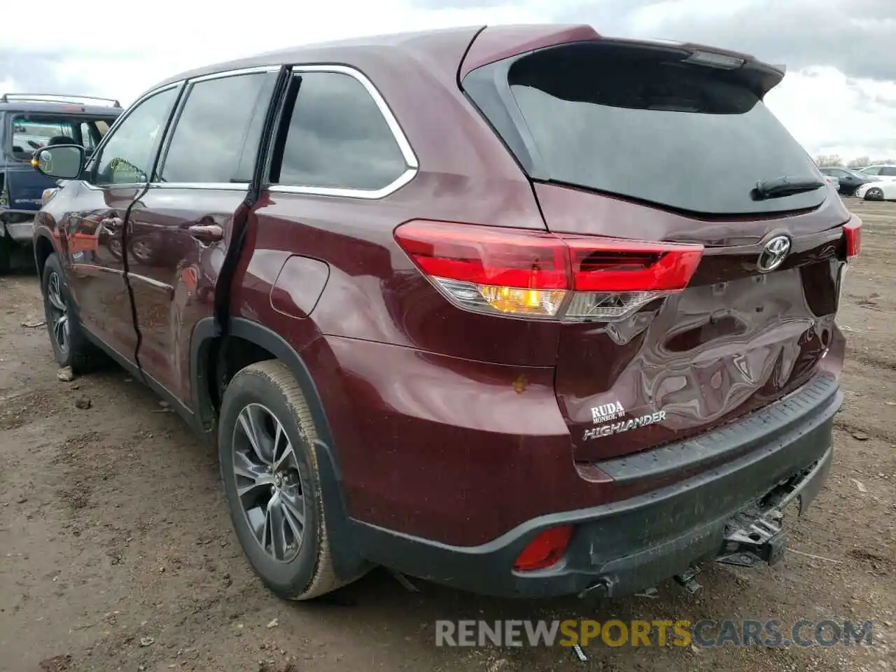 3 Photograph of a damaged car 5TDBZRFH1KS715353 TOYOTA HIGHLANDER 2019