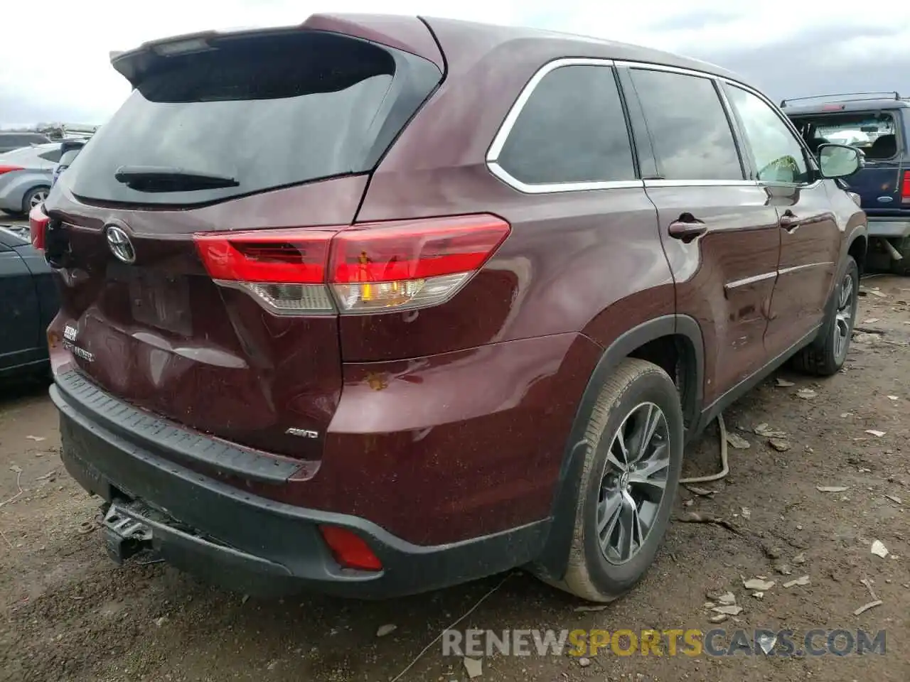 4 Photograph of a damaged car 5TDBZRFH1KS715353 TOYOTA HIGHLANDER 2019