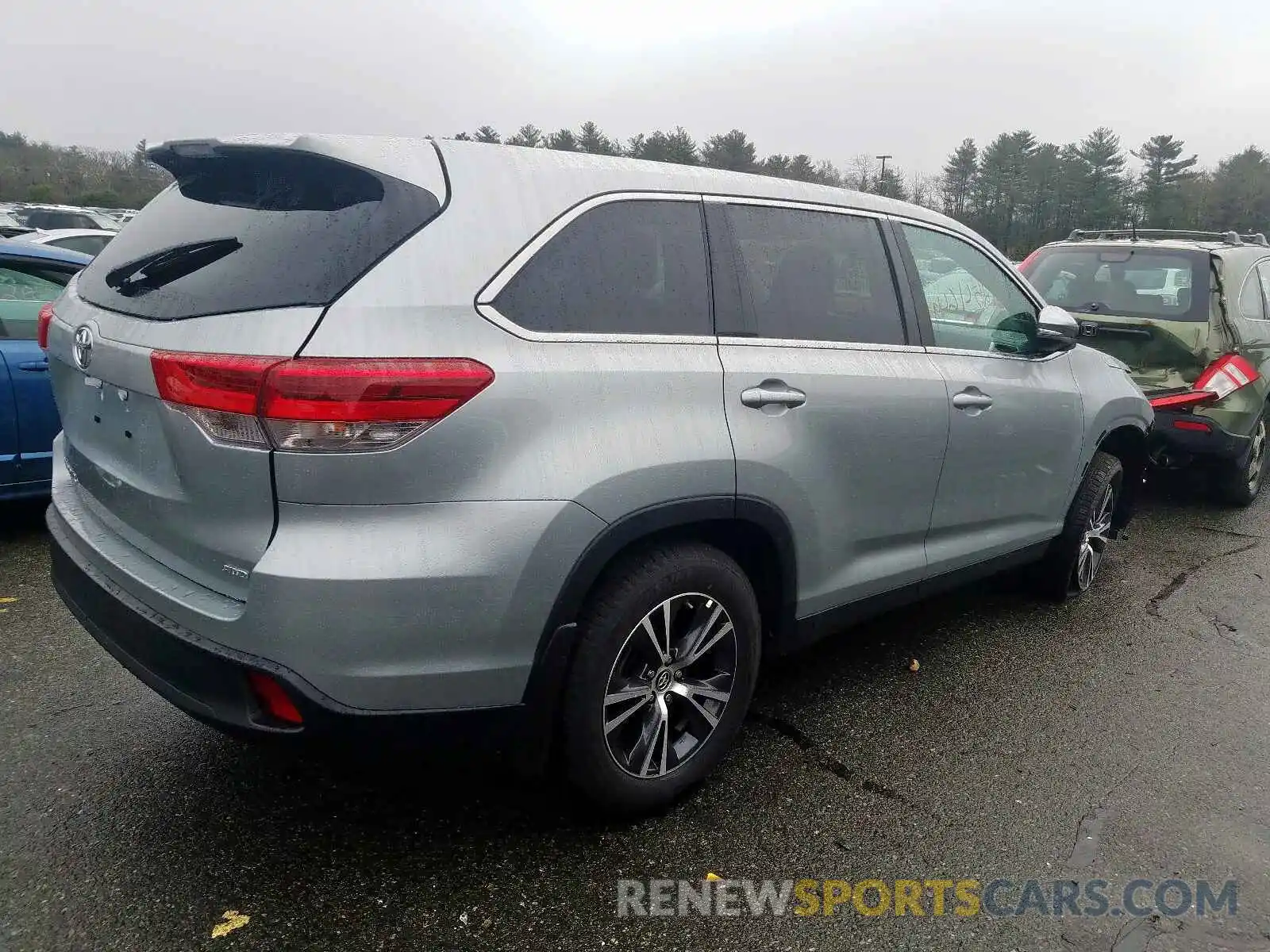 4 Photograph of a damaged car 5TDBZRFH1KS715921 TOYOTA HIGHLANDER 2019