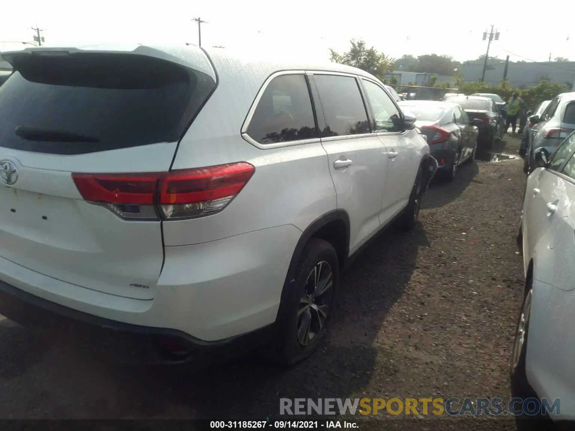 4 Photograph of a damaged car 5TDBZRFH1KS721900 TOYOTA HIGHLANDER 2019