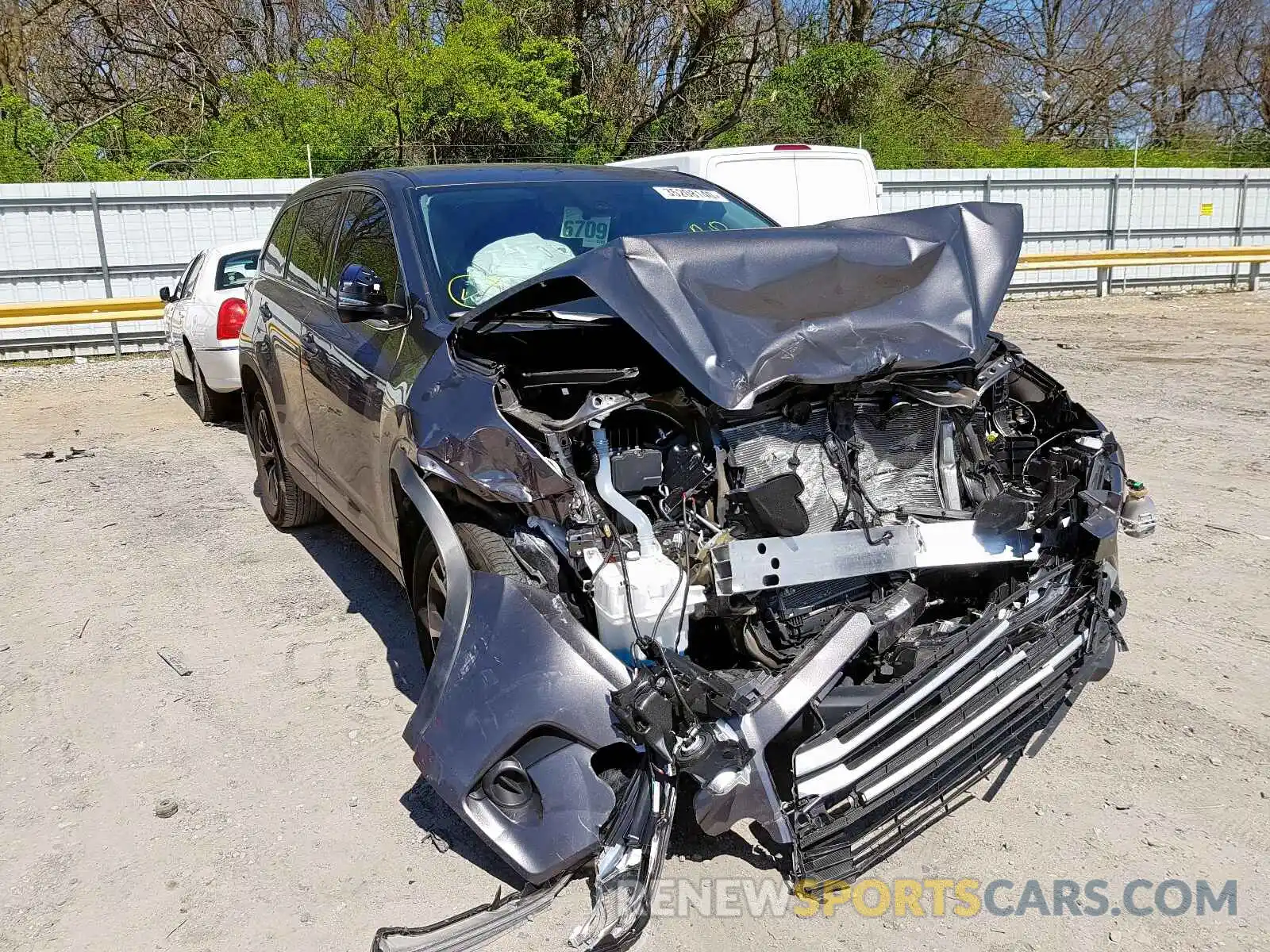 1 Photograph of a damaged car 5TDBZRFH1KS723789 TOYOTA HIGHLANDER 2019