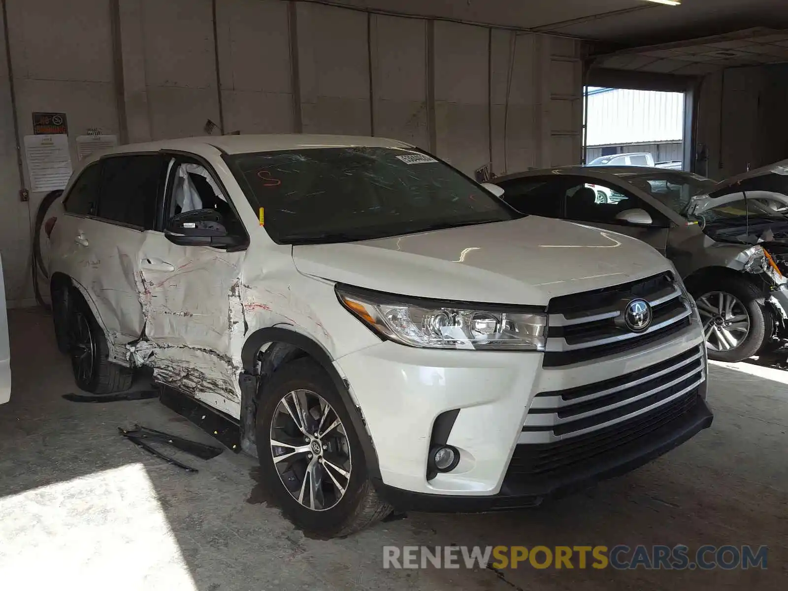 1 Photograph of a damaged car 5TDBZRFH1KS725879 TOYOTA HIGHLANDER 2019