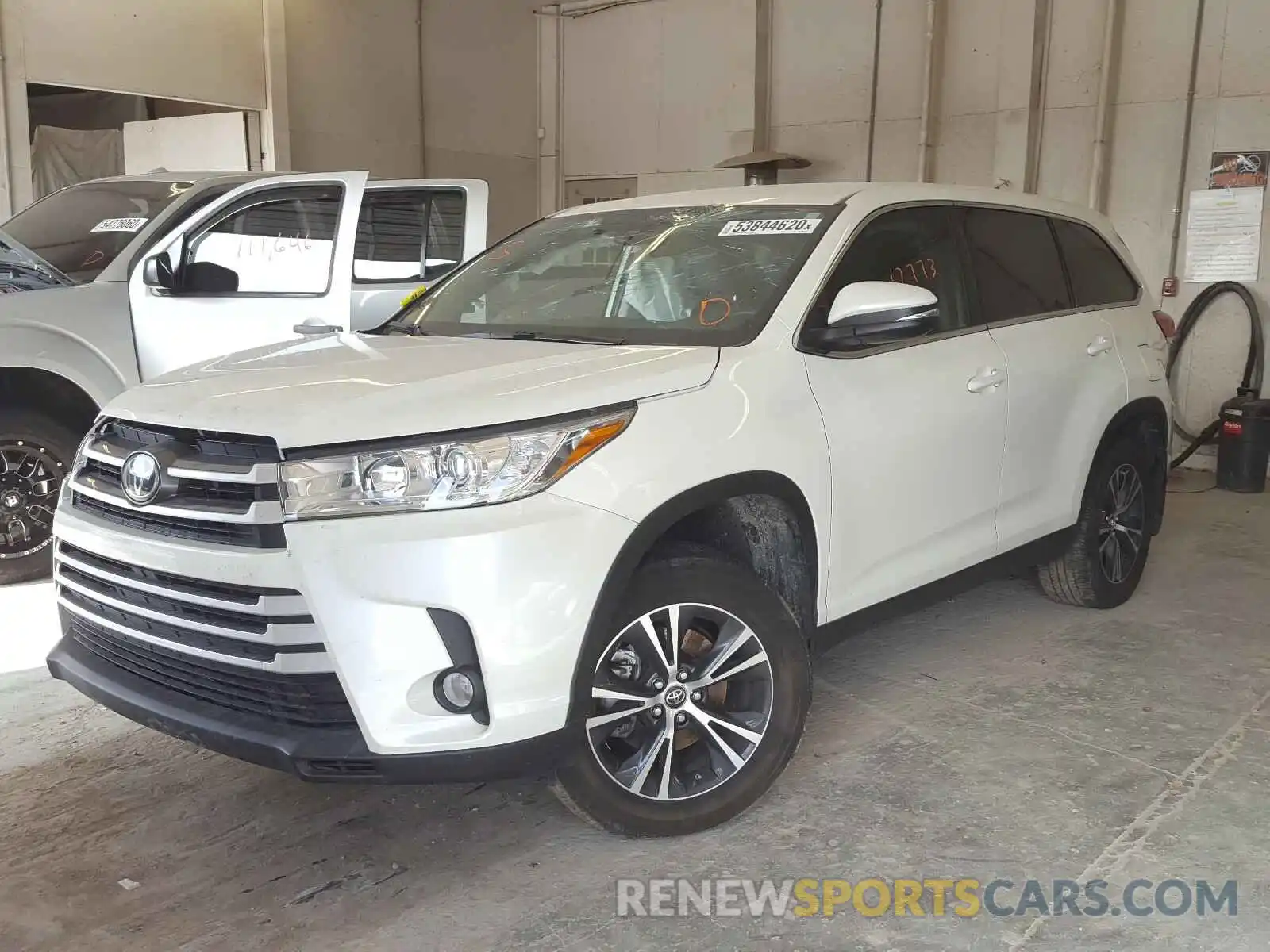 2 Photograph of a damaged car 5TDBZRFH1KS725879 TOYOTA HIGHLANDER 2019