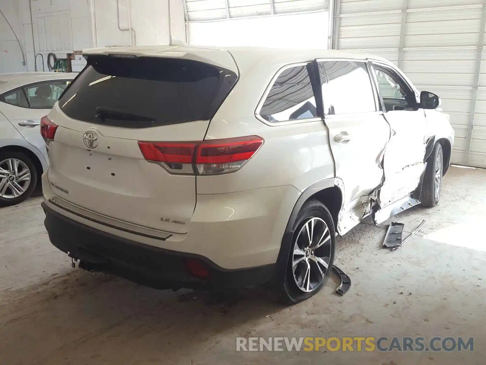 4 Photograph of a damaged car 5TDBZRFH1KS725879 TOYOTA HIGHLANDER 2019