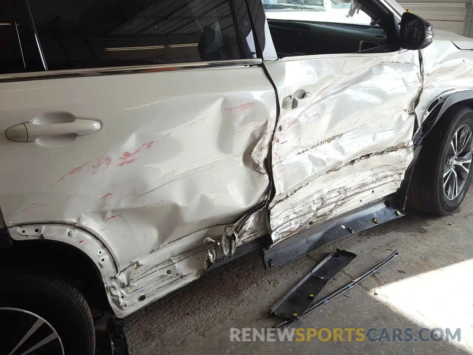 9 Photograph of a damaged car 5TDBZRFH1KS725879 TOYOTA HIGHLANDER 2019