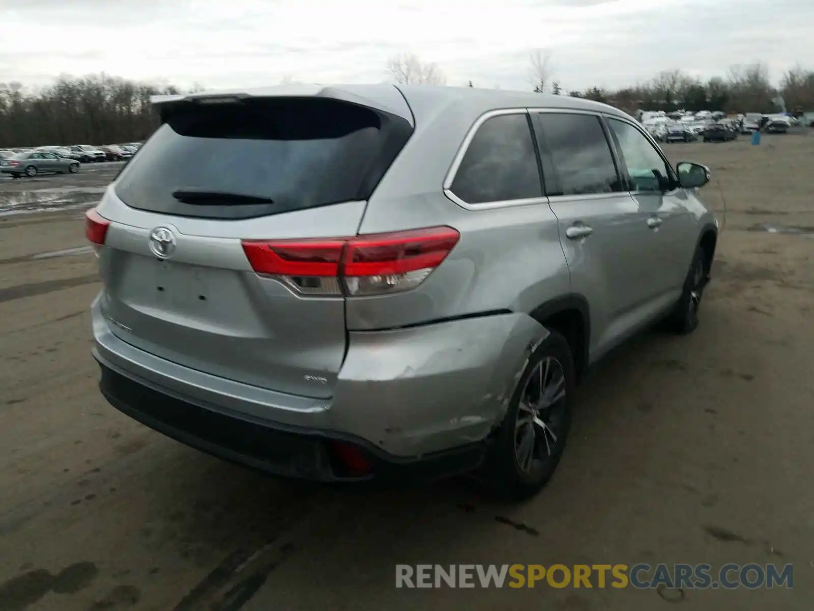 4 Photograph of a damaged car 5TDBZRFH1KS734887 TOYOTA HIGHLANDER 2019