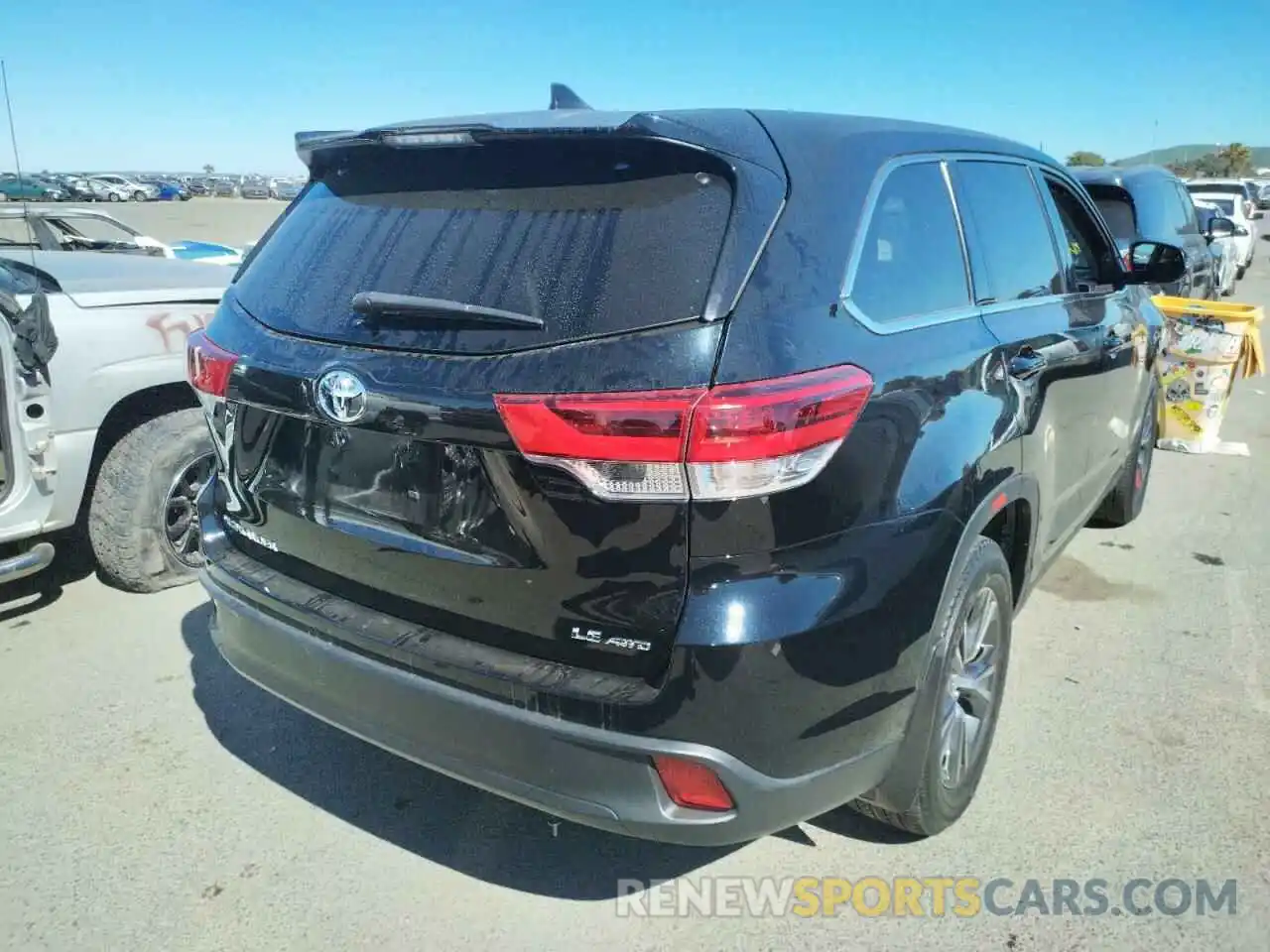 4 Photograph of a damaged car 5TDBZRFH1KS735120 TOYOTA HIGHLANDER 2019