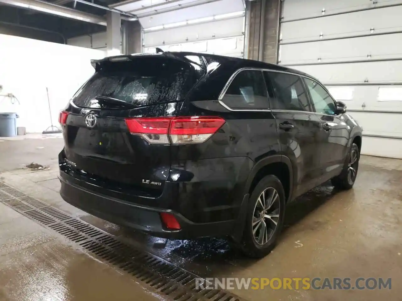 4 Photograph of a damaged car 5TDBZRFH1KS743220 TOYOTA HIGHLANDER 2019