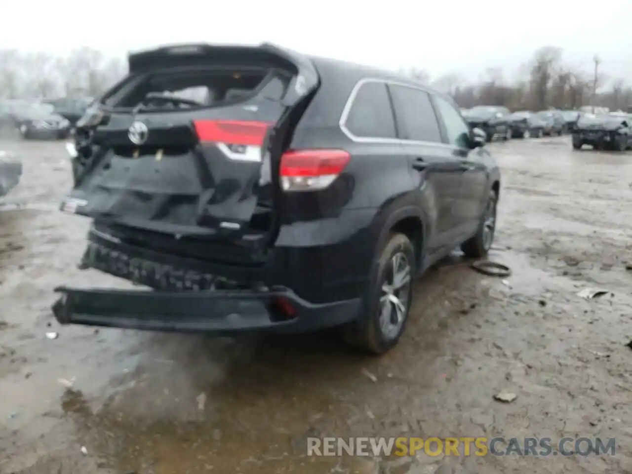 4 Photograph of a damaged car 5TDBZRFH1KS746943 TOYOTA HIGHLANDER 2019