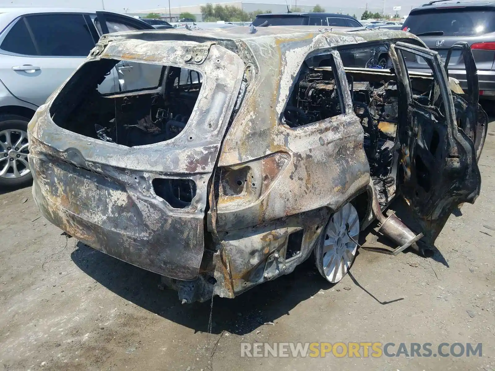 4 Photograph of a damaged car 5TDBZRFH1KS917450 TOYOTA HIGHLANDER 2019