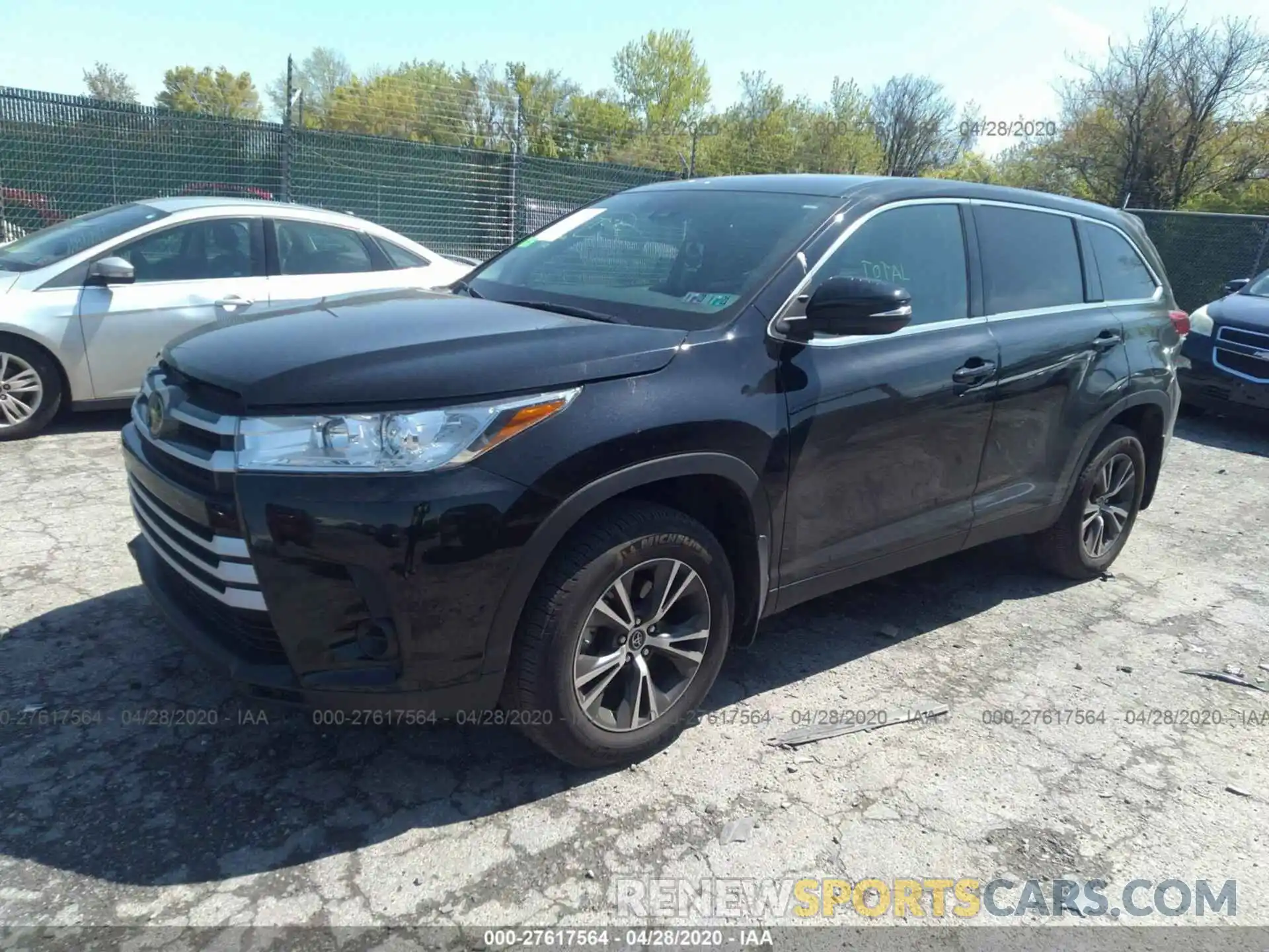 2 Photograph of a damaged car 5TDBZRFH1KS922230 TOYOTA HIGHLANDER 2019