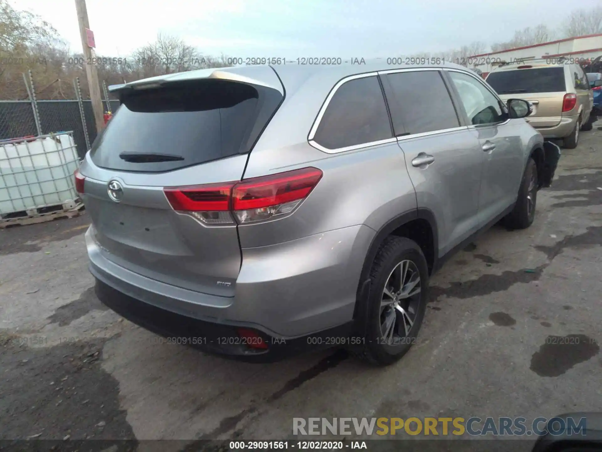 4 Photograph of a damaged car 5TDBZRFH1KS937293 TOYOTA HIGHLANDER 2019