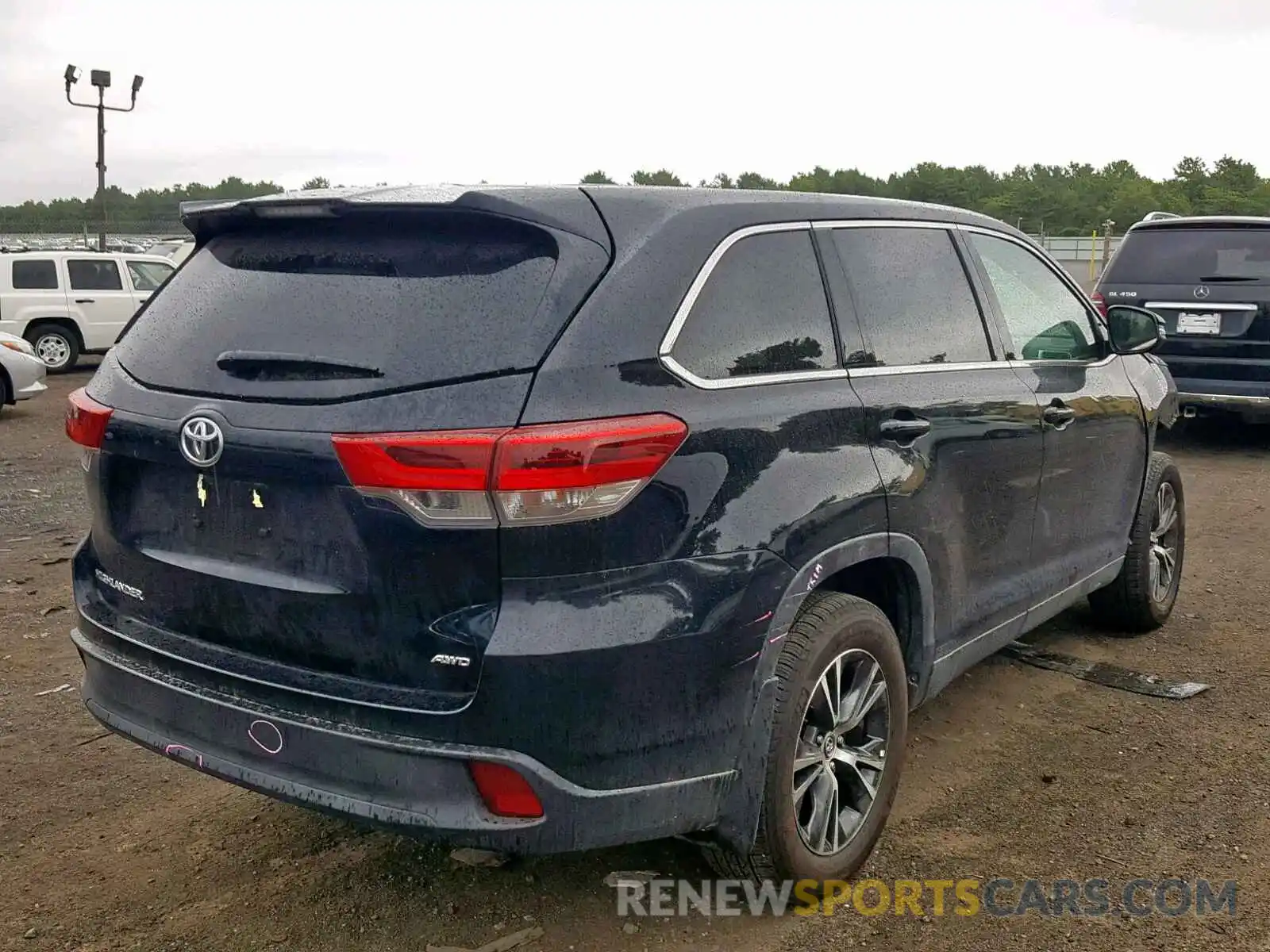 4 Photograph of a damaged car 5TDBZRFH1KS958273 TOYOTA HIGHLANDER 2019